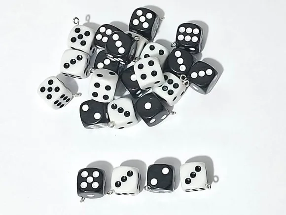 Pingente Dados de Acrílico Preto e Branco Pacote C/8 Peças