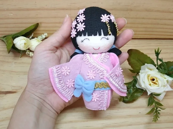 Boneca Kokeshi em feltro 15 cm