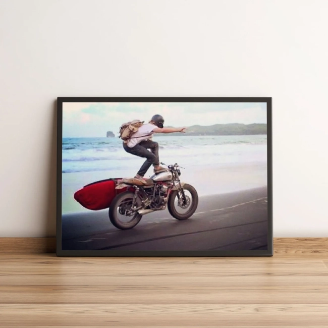 Quadro Aventura de Surfista em Moto na Praia 129