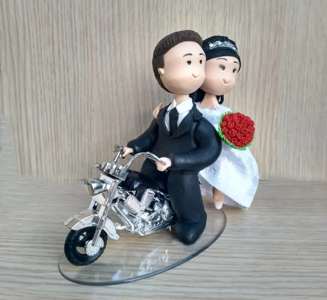 noivinhos na moto topo de bolo biscuit