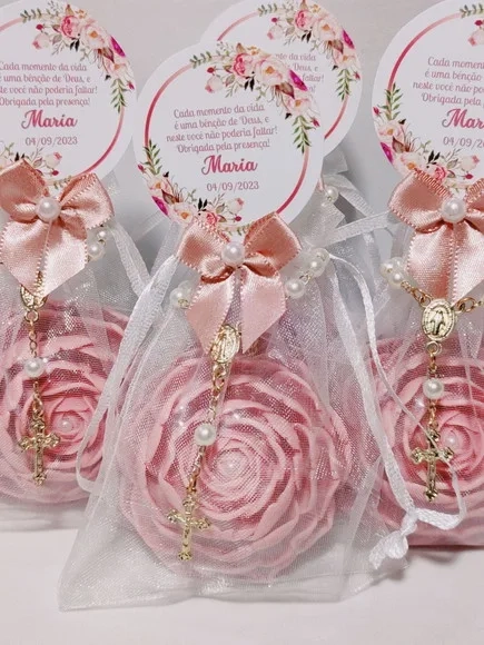 Lembrancinha 80 Anos: Sabonete Rosa Delicada Luxo com Terço
