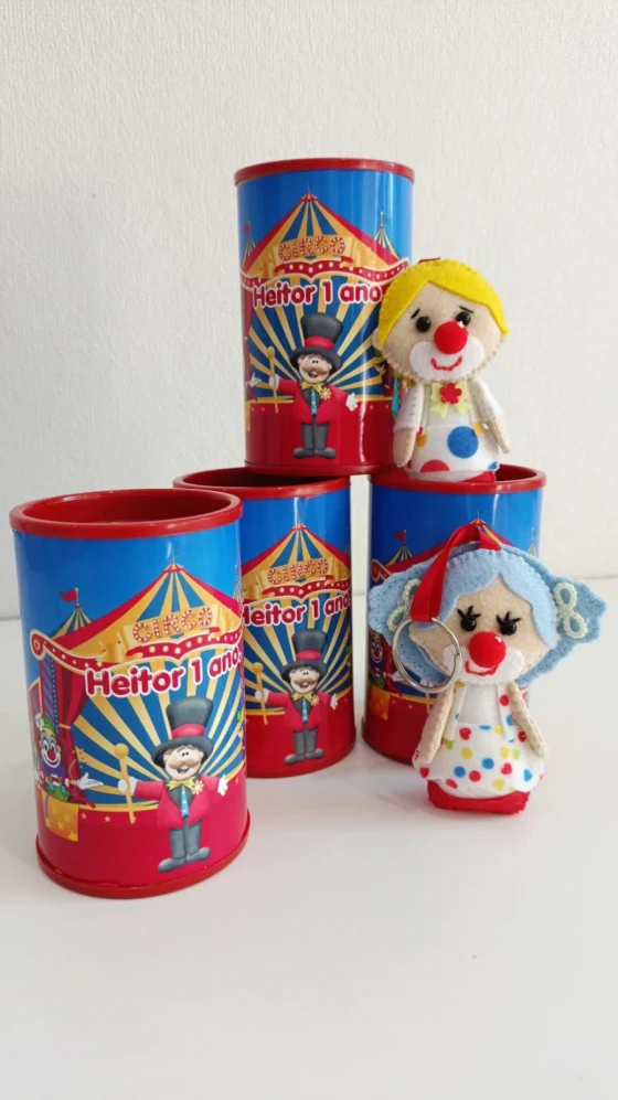 Cofre com chaveiro em feltro personalizado.