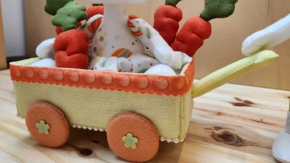Coelha de Páscoa no Carrinho em Feltro