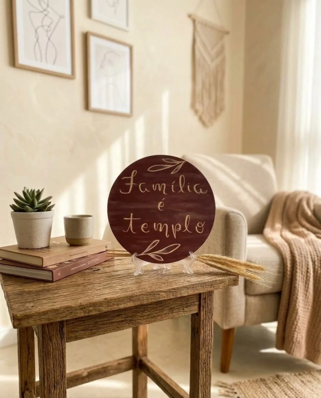 Placa Decorativa de Mesa Madeira Pinus Família é Templo 20cm