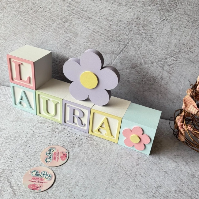 Cubos Decorativos Nome do Bebê 6x6 cm com Flor em MDF Tons Pastel - Personalizados para Nicho ou Prateleira