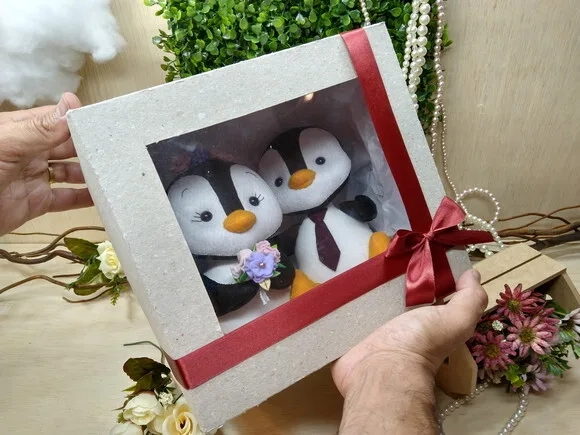 Topo de Bolo - Pinguins com a Caixa