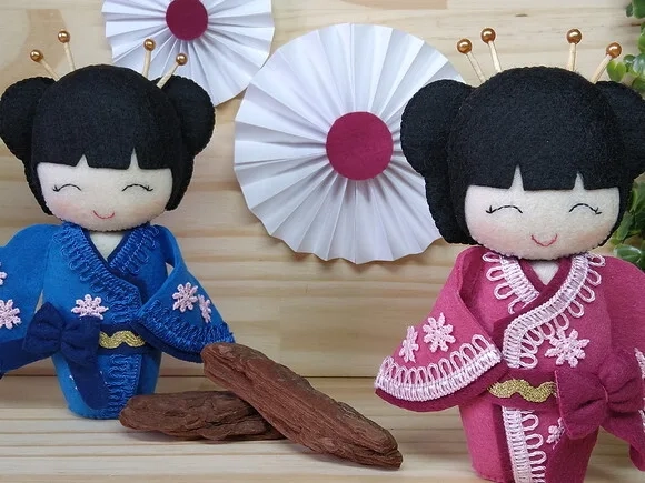 Boneca Kokeshi em feltro 15 cm
