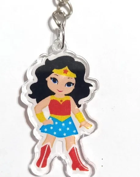 Chaveiro Mulher Maravilha de Acrílico Adesivado 4cm - 1 Peça
