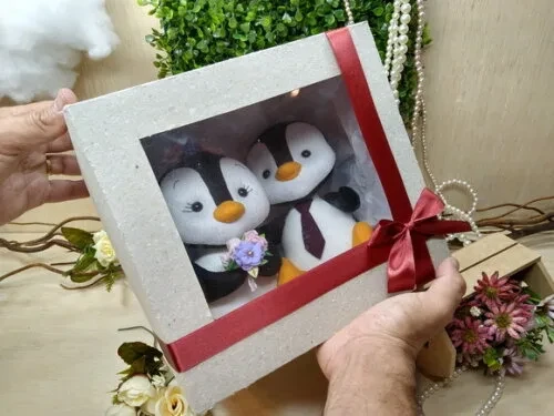 Topo de Bolo - Pinguins com a Caixa