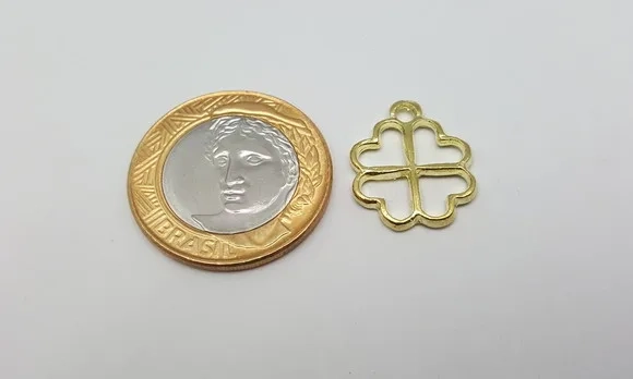 Pingente de Trevo Dourado de 2cm - 15 Unidades