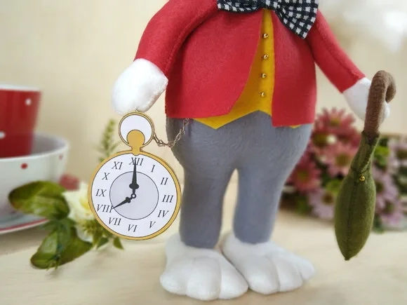Coelho da Alice no País das Maravilhas em Feltro