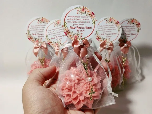 Lembrancinha 95 Anos: Sabonete Flor Dália com Mini Terço