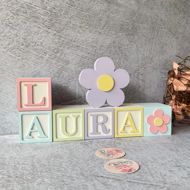 Cubos Decorativos Nome do Bebê 6x6 cm com Flor em MDF Tons Pastel - Personalizados para Nicho ou Prateleira