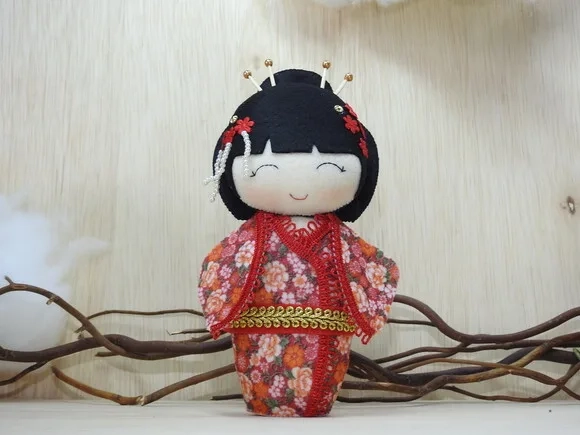 Boneca Kokeshi em feltro - 20 cm