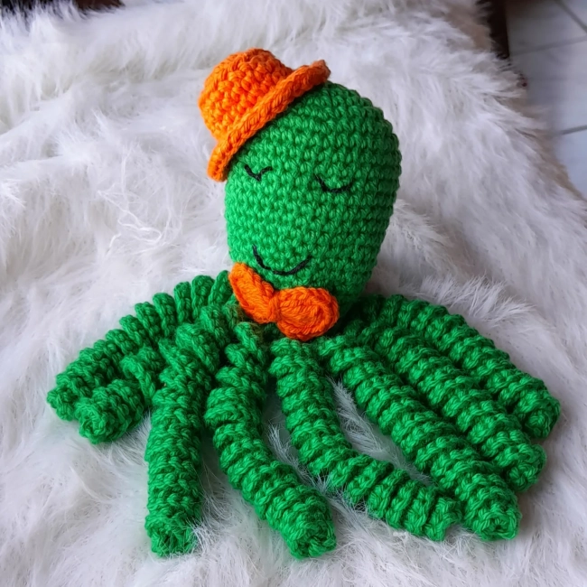 Polvo amigurumi menino