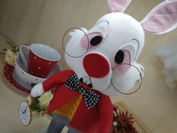 Coelho da Alice no País das Maravilhas em Feltro