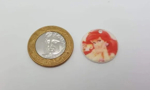 Pingente da Princesa Ariel em Acrílico com 2,1cm