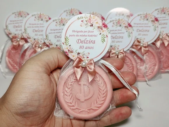 Lembrancinha 80 Anos: Sabonete Letra Inicial Personalizada