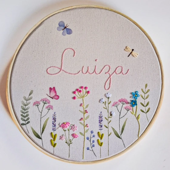 Porta Maternidade Jardim Floral com Nome | Bordado à Mão e Aquarela Personalizado