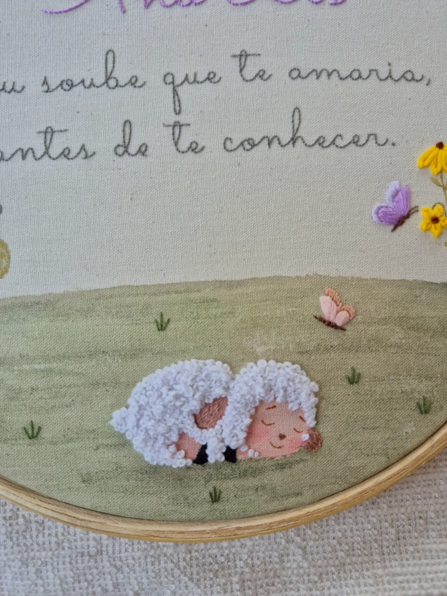 Porta Maternidade Ovelhinha com Nome | Bordado à Mão e Aquarela Personalizado