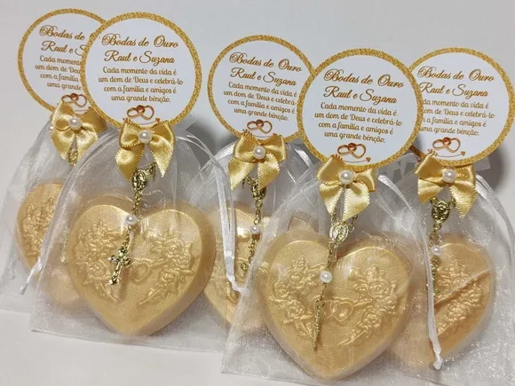 Lembrancinha Bodas de Ouro: Sabonete Coração com Mini Terço