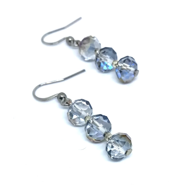 Brinco Aço Cirúrgico Antialérgico Cristal Cinza Azulado efeito Furta-cor Aurora Boreal