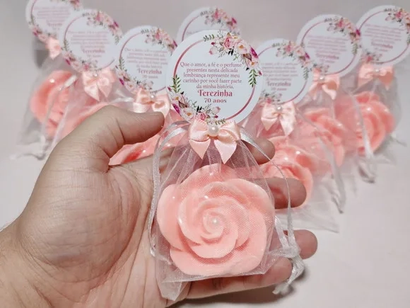 Lembrancinha de Aniversário 70 Anos: Sabonete Rosa Luxo