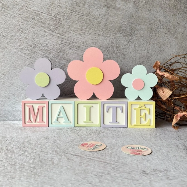 Cubos Decorativos Personalizados 6x6 cm com Trio de Flores em MDF para Quarto de Bebê