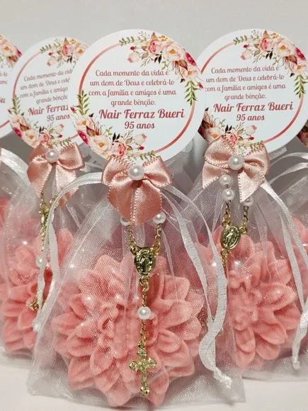 Lembrancinha 95 Anos: Sabonete Flor Dália com Mini Terço