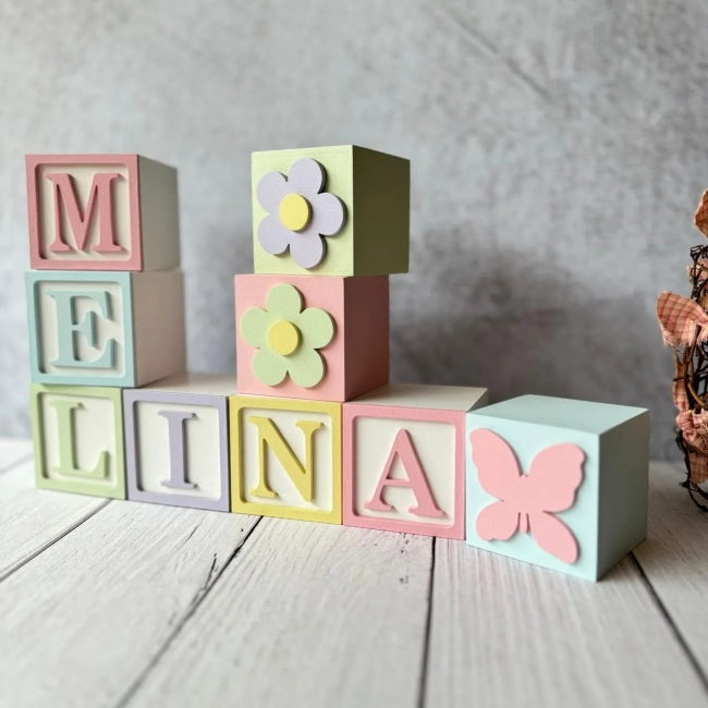 Cubos Decorativos Nome do Bebê 6x6 cm em MDF Tons Pastel - Personalizados para Nicho ou Prateleira - Tema Jardim