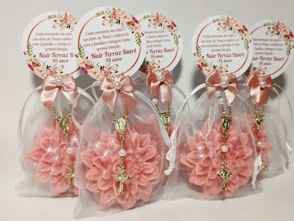Lembrancinha 95 Anos: Sabonete Flor Dália com Mini Terço