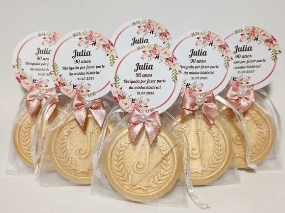 Lembrancinha 90 Anos: Sabonete Letra Inicial Personalizada