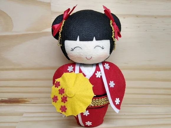 Boneca Kokeshi em feltro