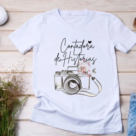 Camiseta Contadora de Histórias - Câmera Fotográfica Floral