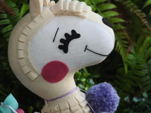 Lhama em Feltro 25 cm