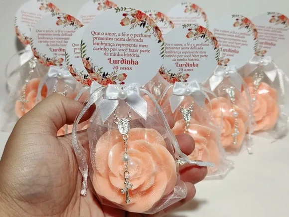 Lembrancinha 70 Anos: Sabonete Rosa Luxo com Mini Terço