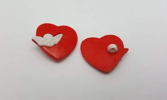 Aplique Botões Coração com Anjinho de Plastico 2,5cm - 20 Un