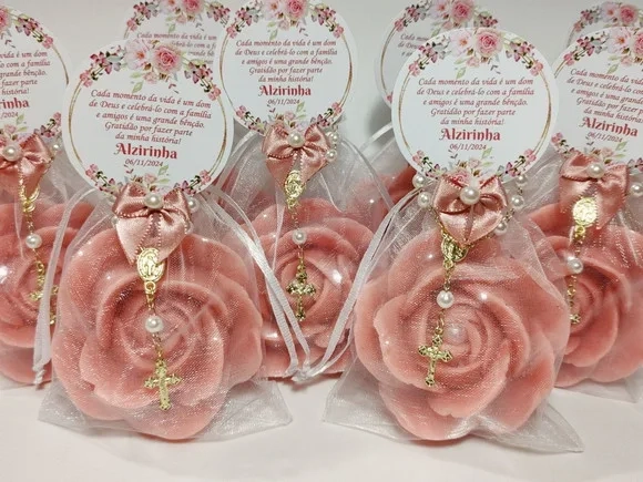 Lembrancinha 80 Anos: Sabonete Rosa Elegance com Mini Terço