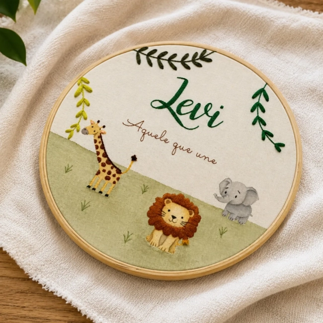 Porta Maternidade Safari com Nome | Leão, Girafa e Elefante Bordado e Aquarela