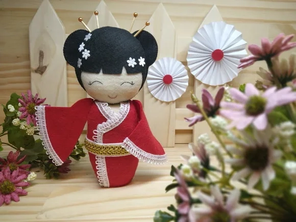 Boneca Kokeshi em feltro - 20 cm