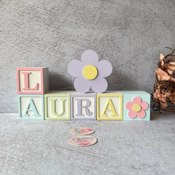 Cubos Decorativos Nome do Bebê 6x6 cm com Flor em MDF Tons Pastel - Personalizados para Nicho ou Prateleira