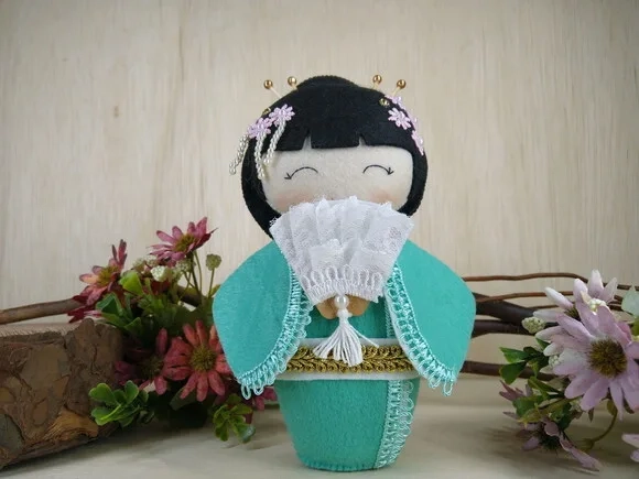 Boneca Kokeshi em feltro - 20 cm