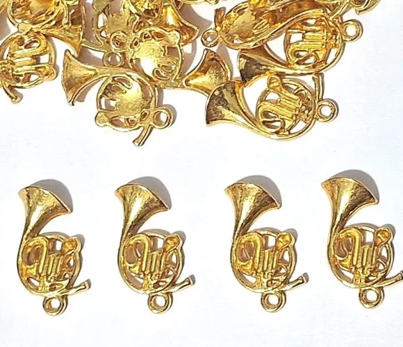 Pingente Trompa Metal Dourado Pacote com 10 Unidades