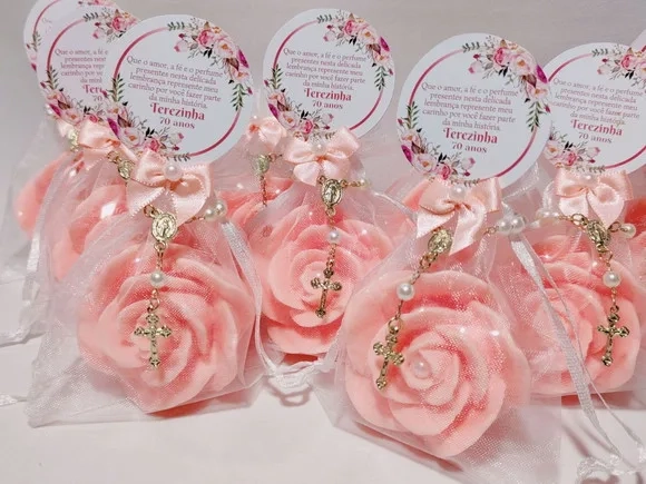 Lembrancinha 70 Anos: Sabonete Rosa Luxo com Mini Terço