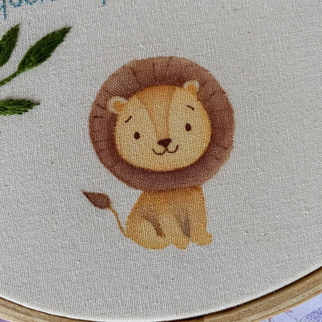Porta Maternidade Leãozinho Personalizado com Nome e Significado | Bordado à Mão e Aquarela