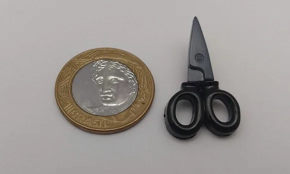 Aplique Botão Tesoura Preta de 3,4cm - Pacote C/15 Unidades