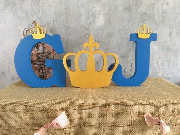 Letras de MDF -Iniciais com Coroa de Mesa