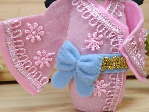 Boneca Kokeshi em feltro 15 cm