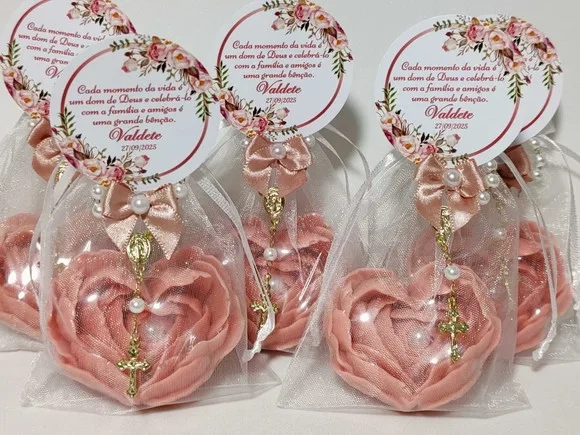Lembrancinha 80 Anos: Sabonete Coração Flor com Mini Terço