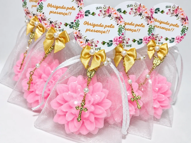 Lembrancinha 70 Anos: Sabonete Flor Dália com Mini Terço